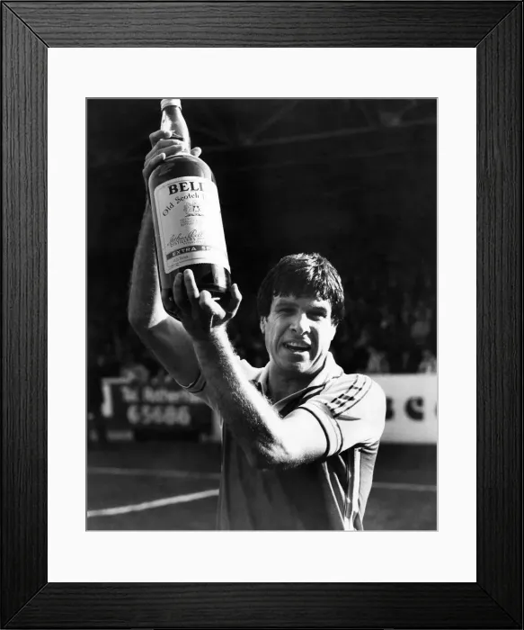 Framed Print : Man of the month - Emlyn Hughes picks up a gallon of scotch while his former mates Framed Print : Man of the month - Emlyn Hughes picks up a gallon of scotch while his former mates