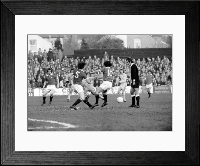 Framed Print : Football: Oxford United vs. Manchester United. February 1975 75-00765-038