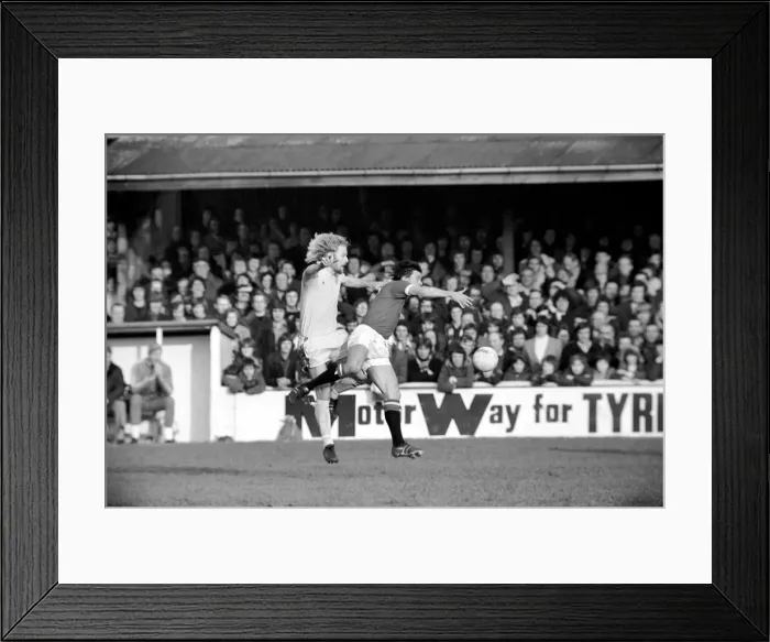 Framed Print : Football: Oxford United vs. Manchester United. February 1975 75-00765-029 Framed Print : Football: Oxford United vs. Manchester United. February 1975 75-00765-029