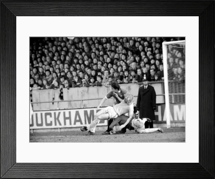 Framed Print : Football: Oxford United vs. Manchester United. February 1975 75-00765-025