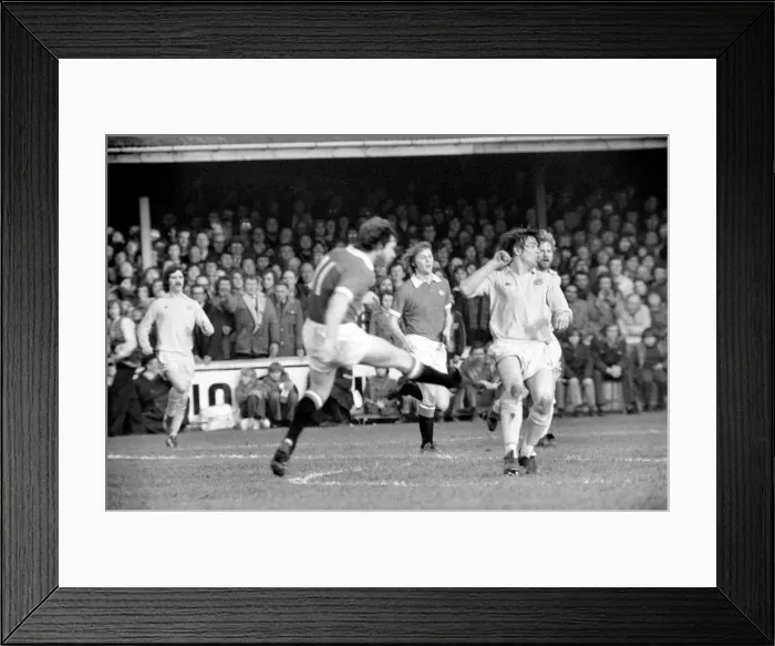 Framed Print : Football: Oxford United vs. Manchester United. February 1975 75-00765-024 Framed Print : Football: Oxford United vs. Manchester United. February 1975 75-00765-024