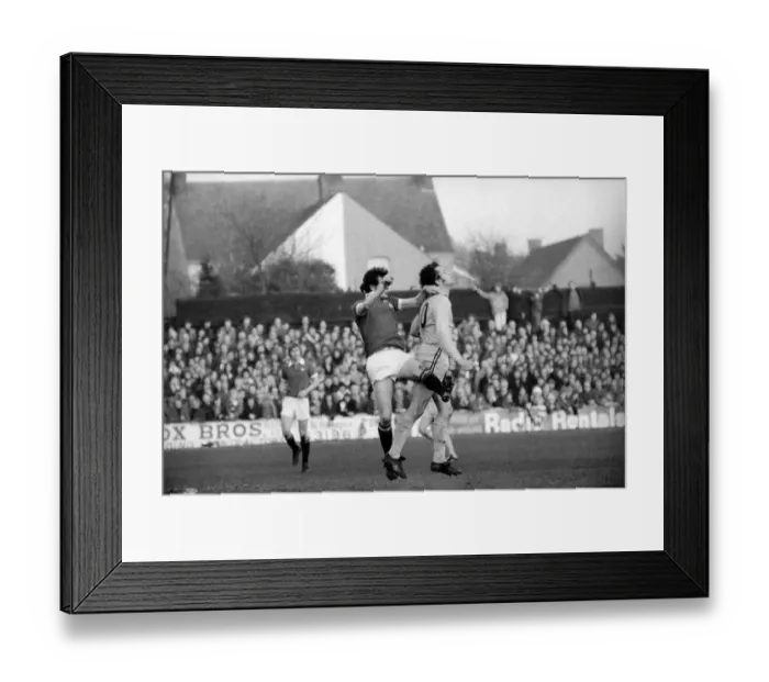 Framed Print : Football: Oxford United vs. Manchester United. February 1975 75-00765-009