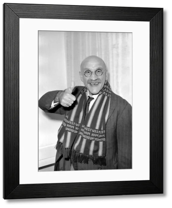 Framed Print : Actor Warren Mitchell in Australia tries to decide which team he favours for the FA Cup Framed Print : Actor Warren Mitchell in Australia tries to decide which team he favours for the FA Cup