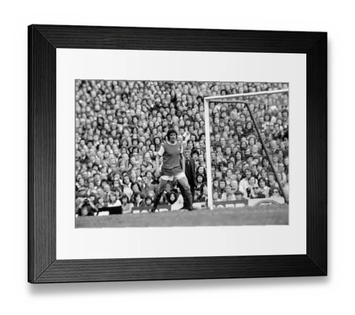 Framed Print : English League Division One match at Highbury Arsenal 1 v Tottenham Hotspur 0