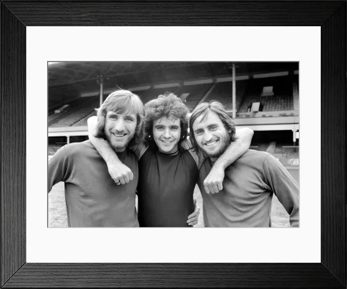 Framed Print : Singer David Essex pictured at Upton Park with footballers Billy Bonds Framed Print : Singer David Essex pictured at Upton Park with footballers Billy Bonds