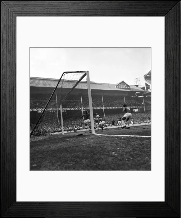 Framed Print : Everton v. Arsenal: L to R Wilson (Arsenal keeper), Roberts (Arsenal) Framed Print : Everton v. Arsenal: L to R Wilson (Arsenal keeper), Roberts (Arsenal)
