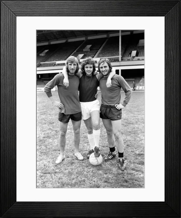 Framed Print : Singer David Essex pictured at Upton Park with footballers Billy Bonds Framed Print : Singer David Essex pictured at Upton Park with footballers Billy Bonds