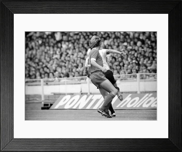 Framed Print : Charity Shield: Manchester United v. Liverpool F. C. August 1977 77-04358-036