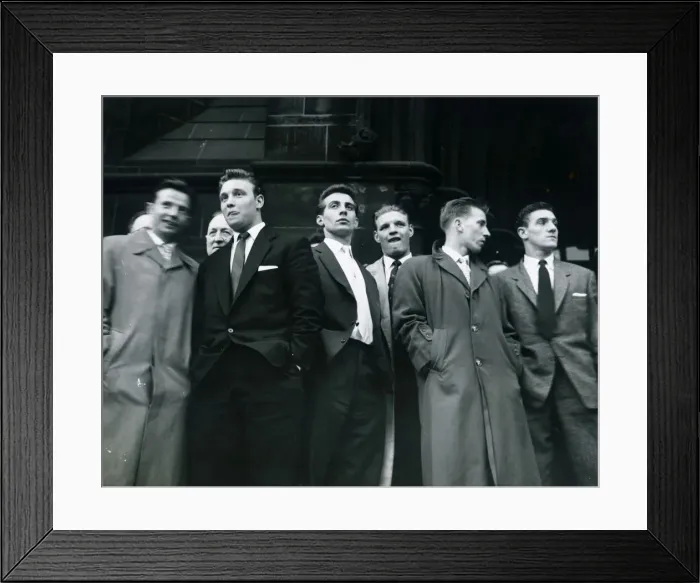 Framed Print : Manchester United 1957. l-r Berry, Tom Currie, Colman, Pegg, Jones Framed Print : Manchester United 1957. l-r Berry, Tom Currie, Colman, Pegg, Jones