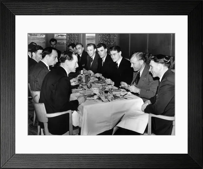 Framed Print : Lunching at their Troon (Ayrshire) hotel are members of the England team to meet Scotland