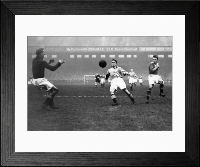 Framed Print : English League Division One match at Maine Road Manchester City 1 v Manchester 2 Framed Print : English League Division One match at Maine Road Manchester City 1 v Manchester 2