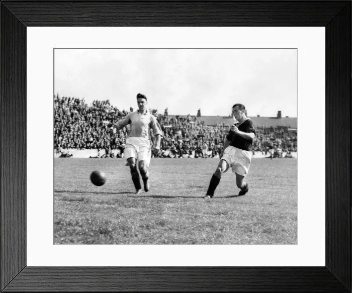 Framed Print : Sport: Football. Manchester City Practice Match. Jones, Maroons