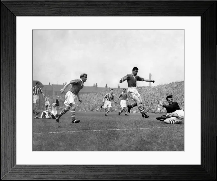 Framed Print : Huddersfield v. Middlesbrough McKennen, the Middlesbrough inside-right Framed Print : Huddersfield v. Middlesbrough McKennen, the Middlesbrough inside-right