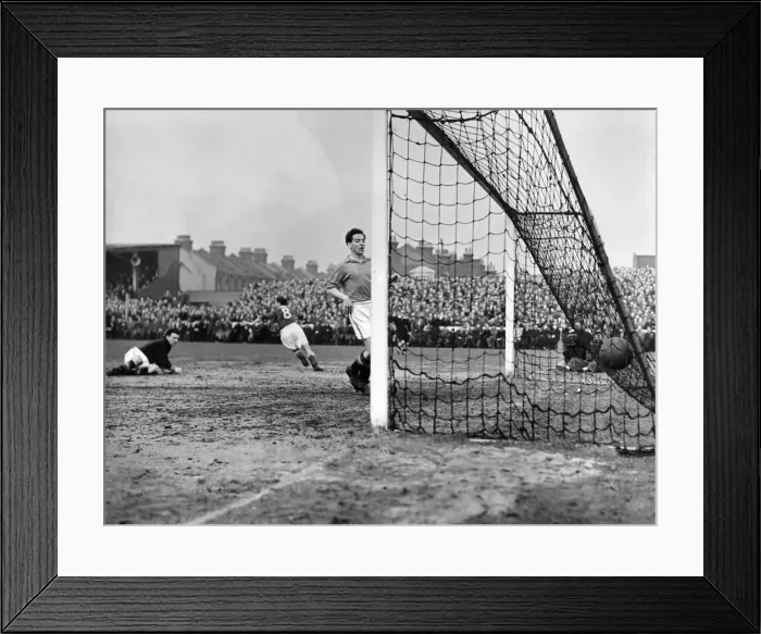 Framed Print : Leyton Orient V. Doncaster Rovers fifth round F. A Cup match at Leyton Stadium Framed Print : Leyton Orient V. Doncaster Rovers fifth round F. A Cup match at Leyton Stadium