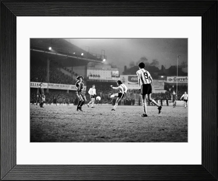 Framed Print : English FA Cup match at The Dell Southampton 1 v Chelsea 1 Framed Print : English FA Cup match at The Dell Southampton 1 v Chelsea 1