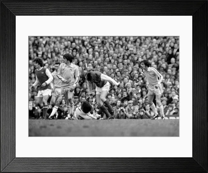 Framed Print : Division One Football Arsenal v Leeds United 1974 / 75 Season Framed Print : Division One Football Arsenal v Leeds United 1974 / 75 Season