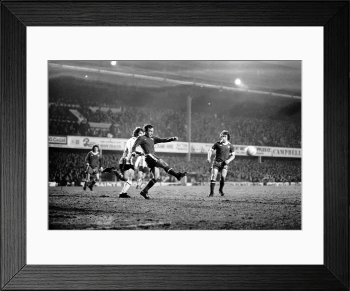 Framed Print : English FA Cup match at The Dell Southampton 1 v Chelsea 1 Framed Print : English FA Cup match at The Dell Southampton 1 v Chelsea 1
