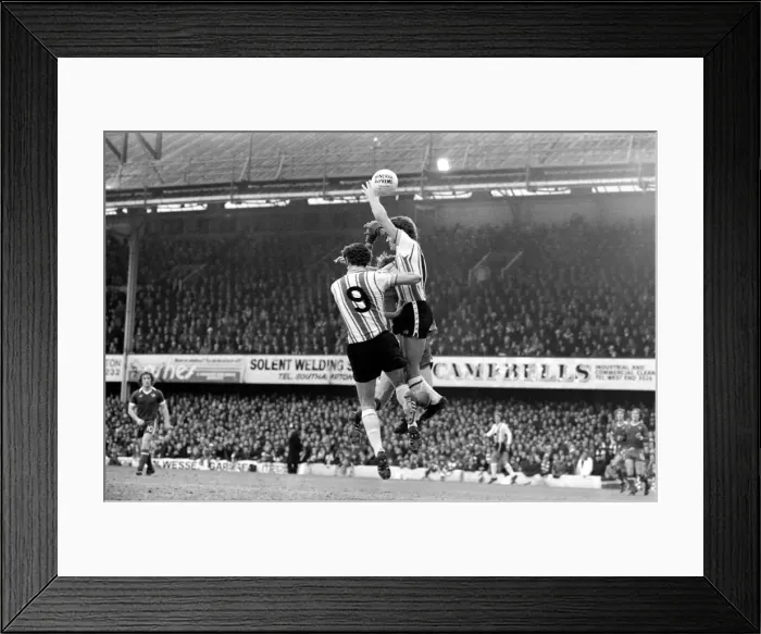 Framed Print : English FA Cup match at The Dell Southampton 1 v Chelsea 1