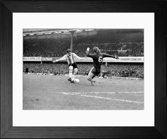 Framed Print : English FA Cup match at The Dell Southampton 1 v Chelsea 1 Framed Print : English FA Cup match at The Dell Southampton 1 v Chelsea 1