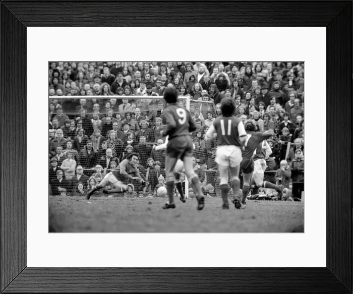 Framed Print : Sport Football Arsenal v Sheffield United 1974  /  75 Season