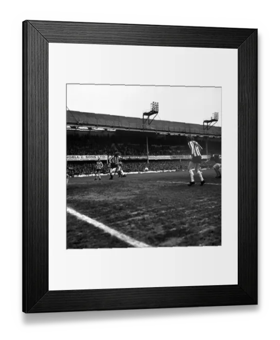 Framed Print : Division two football Football: Southampton vs Manchester United F. C Framed Print : Division two football Football: Southampton vs Manchester United F. C