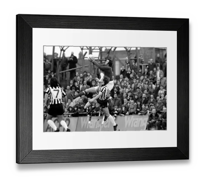 Framed Print : English FA Cup Third round match. Notts County 0 v Arsenal 1