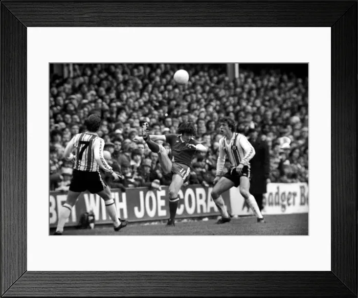 Framed Print : English FA Cup match at The Dell Southampton 1 v Chelsea 1 Framed Print : English FA Cup match at The Dell Southampton 1 v Chelsea 1
