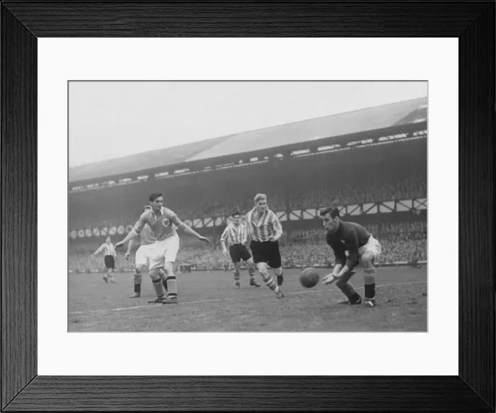 Framed Print : Sunderland v Blackpool league match at Roker Park, 8th October 1949 Framed Print : Sunderland v Blackpool league match at Roker Park, 8th October 1949