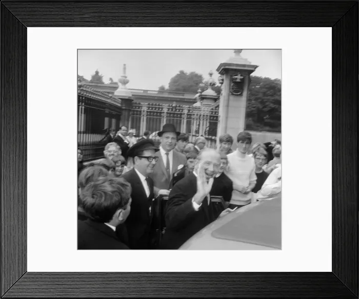 Framed Print : Manchester United manager Matt Busby waves as he arrives at Buckingham Palace to be