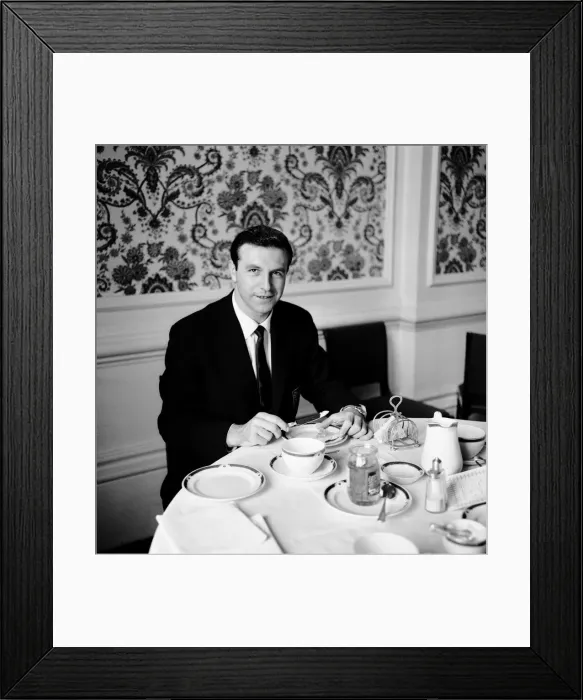 Framed Print : Blackpool & England player Jimmy Armfield at the Royal Victoria Hotel in Sheffield Framed Print : Blackpool & England player Jimmy Armfield at the Royal Victoria Hotel in Sheffield
