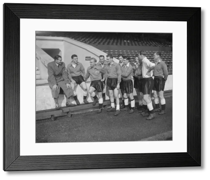 Framed Print : The England football team training at Maine Road, Manchester in preparation for their Framed Print : The England football team training at Maine Road, Manchester in preparation for their