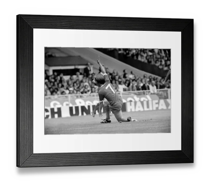 Framed Print : Charity Shield: Manchester United v. Liverpool F. C. August 1977 77-04358-040