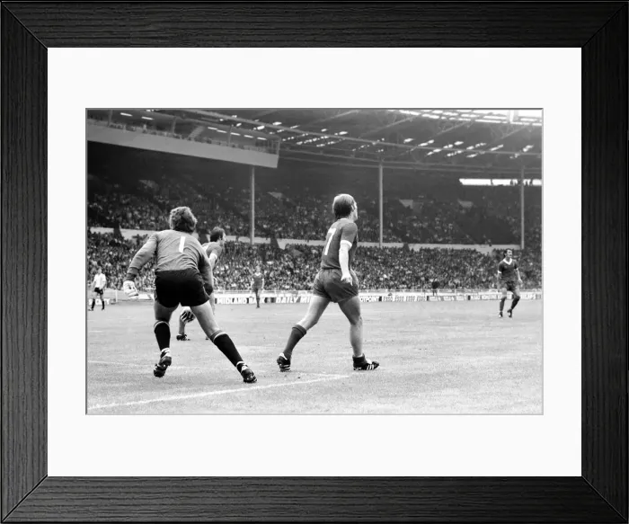 Framed Print : Charity Shield: Manchester United v. Liverpool F. C. August 1977 77-04358-088