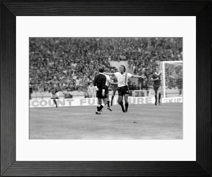 Framed Print : Charity Shield: Manchester United v. Liverpool F. C. August 1977 77-04358-052 Framed Print : Charity Shield: Manchester United v. Liverpool F. C. August 1977 77-04358-052