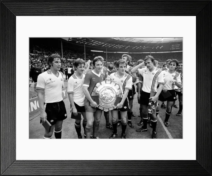Framed Print : Charity Shield: Manchester United v. Liverpool F. C. August 1977 77-04358-006