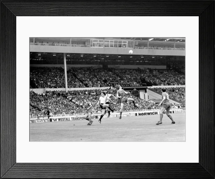Framed Print : Charity Shield: Manchester United v. Liverpool F. C. August 1977 77-04358-031 Framed Print : Charity Shield: Manchester United v. Liverpool F. C. August 1977 77-04358-031