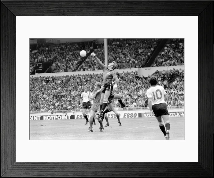 Framed Print : Charity Shield: Manchester United v. Liverpool F. C. August 1977 77-04358-011