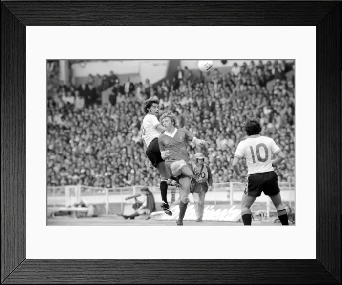 Framed Print : Charity Shield: Manchester United v. Liverpool F. C. August 1977 77-04358-021 Framed Print : Charity Shield: Manchester United v. Liverpool F. C. August 1977 77-04358-021