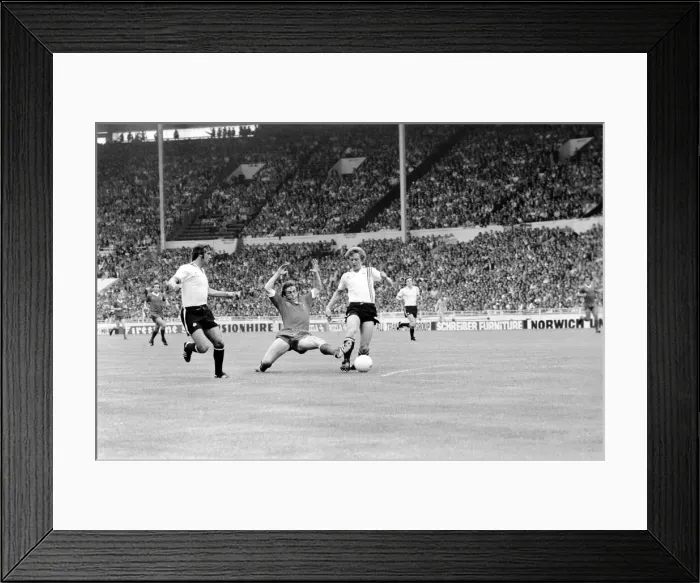 Framed Print : Charity Shield: Manchester United v. Liverpool F. C. August 1977 77-04358-017 Framed Print : Charity Shield: Manchester United v. Liverpool F. C. August 1977 77-04358-017