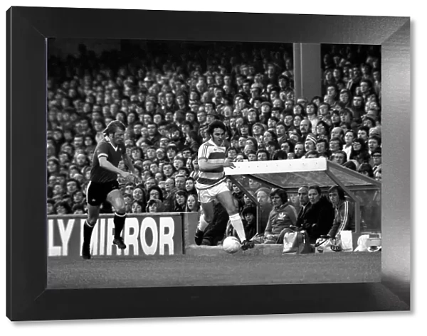 Sport: Football: Queens Park Rangers vs. Manchester United. April 1977 77-02218-075