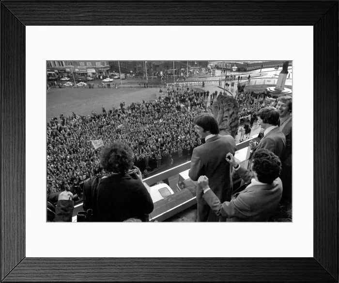 Framed Print : Aston Villa go back home with Football League Cup after beating Norwich in the final Framed Print : Aston Villa go back home with Football League Cup after beating Norwich in the final