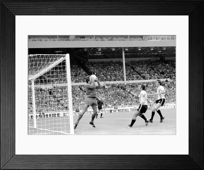 Framed Print : Charity Shield: Manchester United v. Liverpool F. C. August 1977 77-04358-041 Framed Print : Charity Shield: Manchester United v. Liverpool F. C. August 1977 77-04358-041