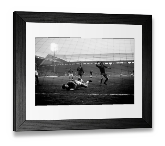 Framed Print : Liverpool v. Crystal Palace: Graham throws his arm up in triumph after walling Liverpool Framed Print : Liverpool v. Crystal Palace: Graham throws his arm up in triumph after walling Liverpool