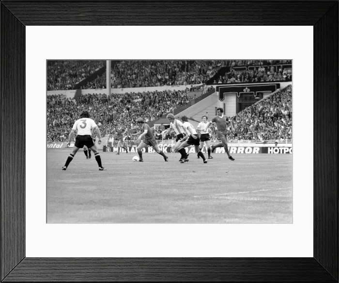 Framed Print : Charity Shield: Manchester United v. Liverpool F. C. August 1977 77-04358-019