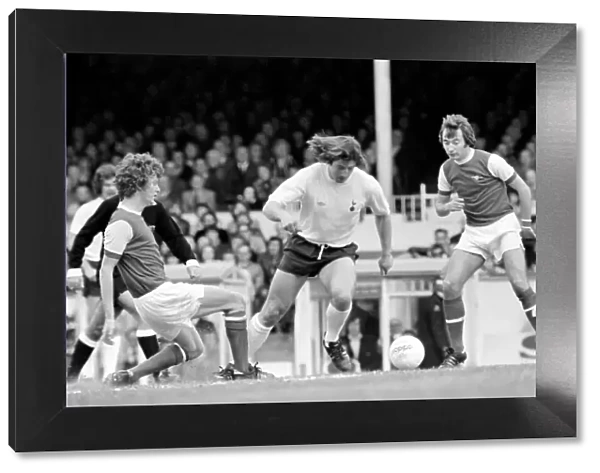 Football: Arsenal (1) vs. Tottenham Hotspur (0). April 1977 77-02053-059