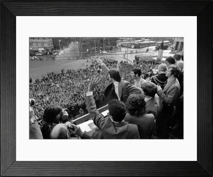 Framed Print : Aston Villa go back home with Football League Cup after beating Norwich in the final Framed Print : Aston Villa go back home with Football League Cup after beating Norwich in the final