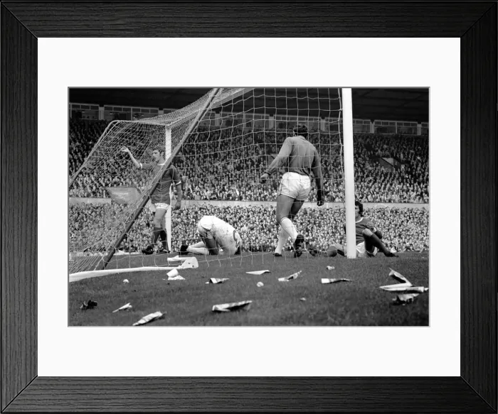Framed Print : Sport: Football: Manchester United v. Nottingham Forest. Action from the match