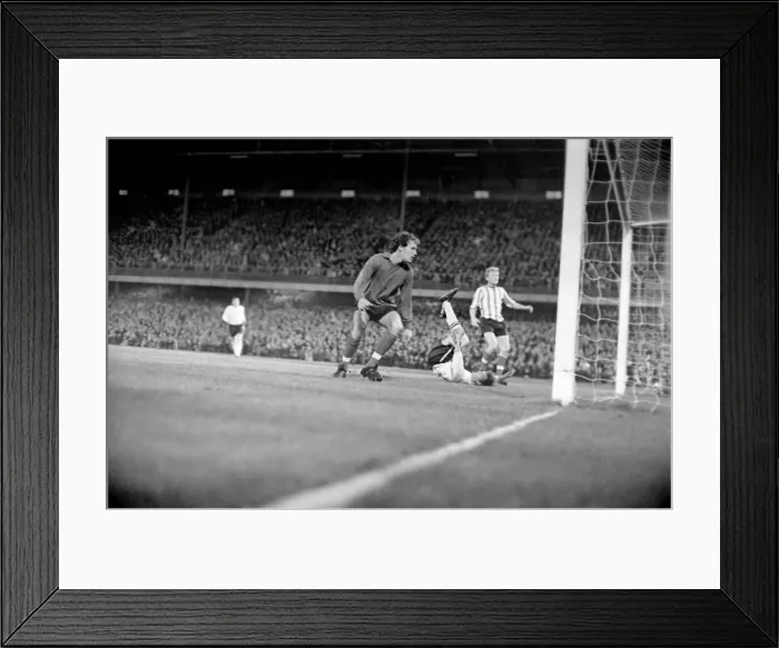 Framed Print : Sport. Football. Derby County v. Southampton. Players congratulate Durban after scoring