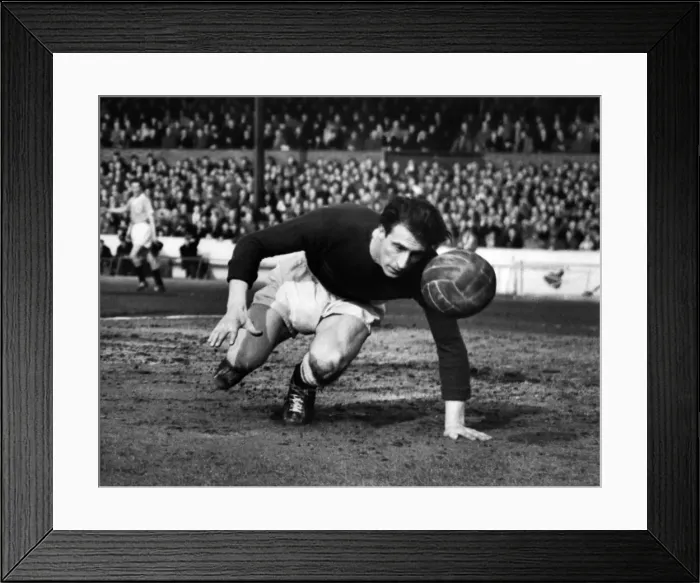 Framed Print : Chelsea v Blackpool. Reg Matthews goalkeeper for Chelsea. March 1958 P007185
