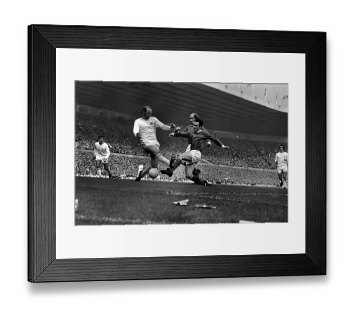 Framed Print : Sport: Football: Manchester United v. Nottingham Forest. Aston shoots